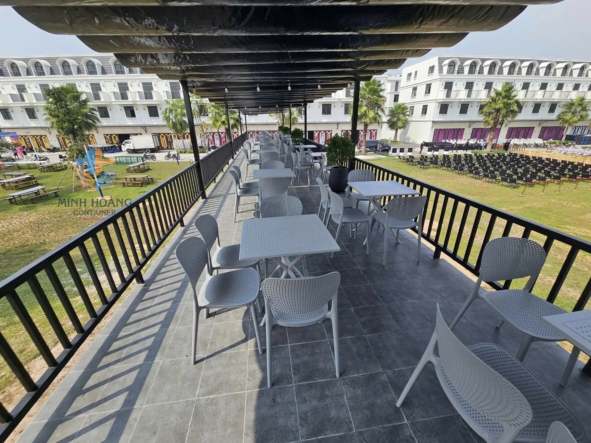 Container cafe lắp ghép 2x40 feet trắng + container toilet 40 feet xanh lá 